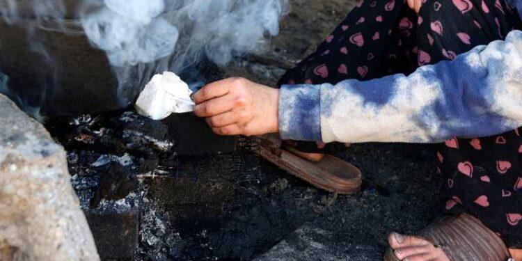 أهل غزة “يحرقون المخاطر”.. بحثا عن دفء مؤقت