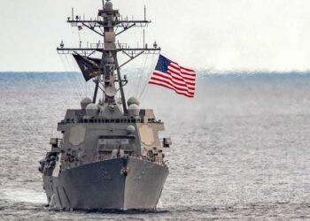 تحركات عسكرية.. وصول مدمرة أميركية جديدة وإيران تجري مناورات