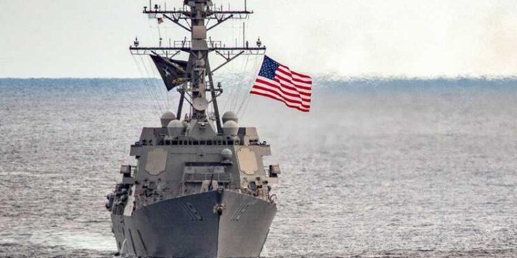 تحركات عسكرية.. وصول مدمرة أميركية جديدة وإيران تجري مناورات