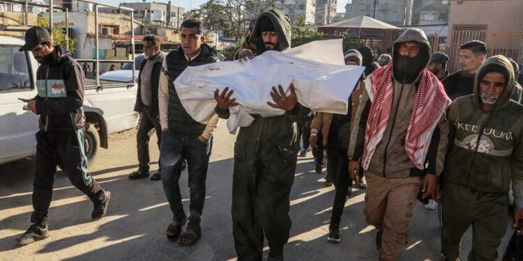 طيران إسرائيلي يشن غارات على غزة ونتنياهو يهدد بتحديد مهلة لـ”حماس” لنزع سلاحها