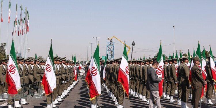 إيران تهدد بالرد على أي هجوم أمريكي بقصف إسرائيل وقواعد واشنطن في المنطقة