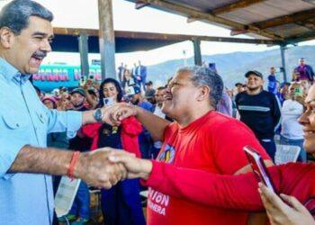 مادورو: 95% من الفنزويليين يدينون التهديدات العسكرية الأمريكية، و70% يدعمون الحكومة.