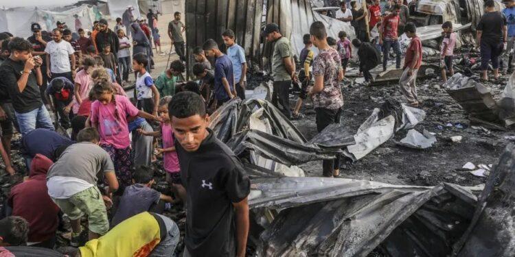 يديعوت أحرونوت”: نحو نصف الغزيين الذين غادروا القطاع بعد الحرب يرغبون بالعودة