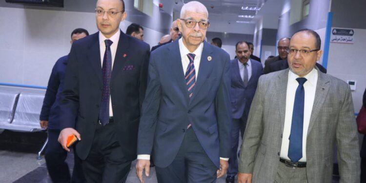 رئيس جامعة المنوفية يتفقد العيادات الخارجية بالمستشفيات الجامعية ويؤكد : تطوير الخدمة الطبية وتيسير الإجراءات أولوية