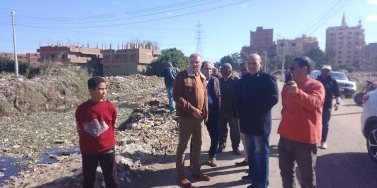 رفع حيوانات نافقة من مصرف عزبة أحمد فوزي بالقناطر الخيرية