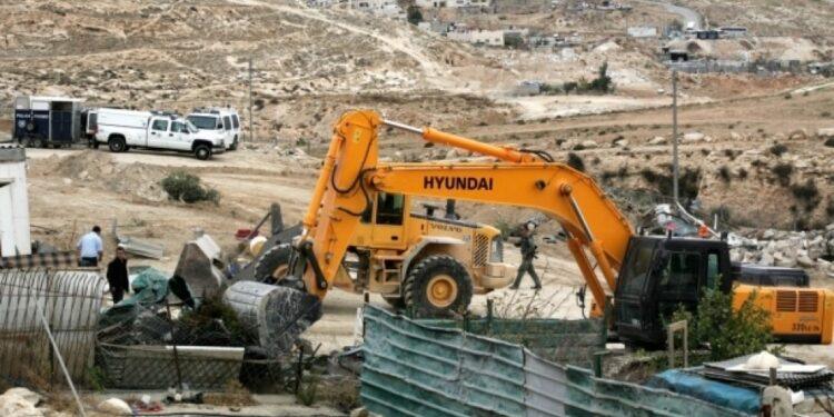 الاحتلال يهدم آبارًا وبركة مياه زراعية شمال الخليل بحجة عدم الترخيص
