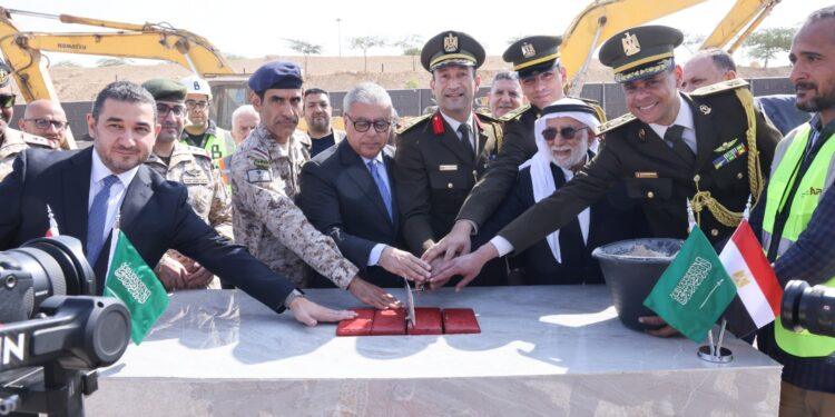بحضور السفير المصري بالرياض وممثلي وزارة الدفاع بالمملكة وضع حجر الأساس لمشروع مجمع الدفاع المصري الجديد بحي السفارات