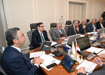 وزير التموين يجتمع برؤساء مجالس إدارات شركات الزيوت التابعة للقابضة للصناعات الغذائية لمتابعة الاستعدادات لشهر رمضان