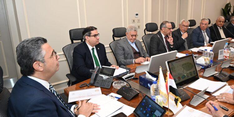 وزير التموين يجتمع برؤساء مجالس إدارات شركات الزيوت التابعة للقابضة للصناعات الغذائية لمتابعة الاستعدادات لشهر رمضان