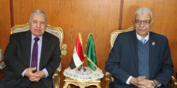 رئيس جامعة المنوفية يستقبل وفد المعهد العالي للدراسات التعاونية والإدارية لبحث أوجه التعاون المشترك