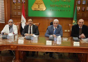 رئيس جامعة المنوفية يعقد اجتماعًا مع العمداء لمتابعة سير امتحانات الفصل الدراسي الأول وتطبيق الإرشاد الأكاديمي وتقارير الجودة واستعراض أهم الأنشطة والفعاليات