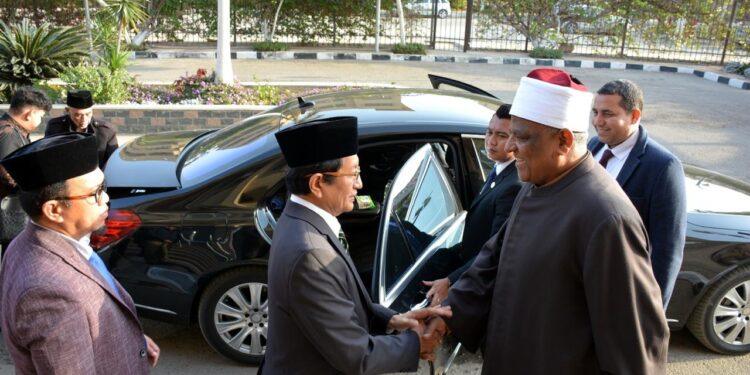 وزير الأوقاف والشئون الدينية بإندونيسيا يزور المنظمة العالمية لخريجي الأزهر .. ويشيد بمستوى طلاب مركز الشيخ زايد لتعليم العربية للناطقين بغيرها