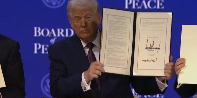ترامب يوقع مع عدد من القادة الدوليين على مرسوم تأسيس “مجلس السلام”