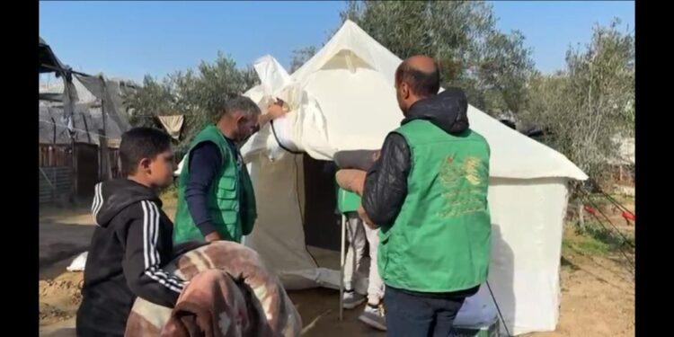 مركز الملك سلمان للإغاثة يلبي النداء الإنساني لعائلة نازحة وسط قطاع غزة