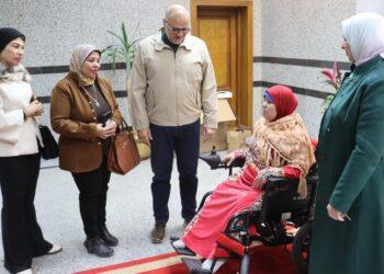 محافظ القليوبية يُسلم كرسياً كهربائياً لـسيدة من ذوي الهمم ويعد بدعم أسرتها بالكامل