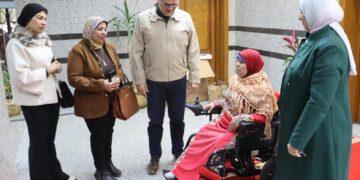 محافظ القليوبية يُسلم كرسياً كهربائياً لـسيدة من ذوي الهمم ويعد بدعم أسرتها بالكامل