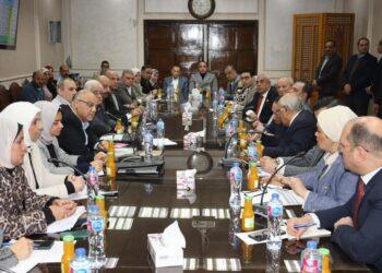 محافظ القليوبية يعقد إجتماعاً عاجلاً مع نواب البرلمان لمناقشة الخطة الإستثمارية للعام 2026/2027