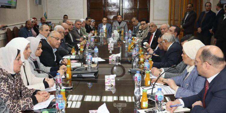 محافظ القليوبية يعقد إجتماعاً عاجلاً مع نواب البرلمان لمناقشة الخطة الإستثمارية للعام 2026/2027