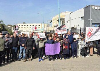 وقفة احتجاجية أمام مركز شرطة الاحتلال بأراضي 48 رفضًا لتواطؤها مع تفشّي الجريمة