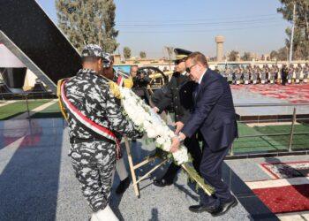 محافظ المنوفية ومدير الأمن يضعان إكليل الزهور على النصب التذكارى لشهداء الشرطة