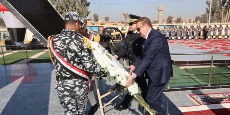 محافظ المنوفية ومدير الأمن يضعان إكليل الزهور على النصب التذكارى لشهداء الشرطة