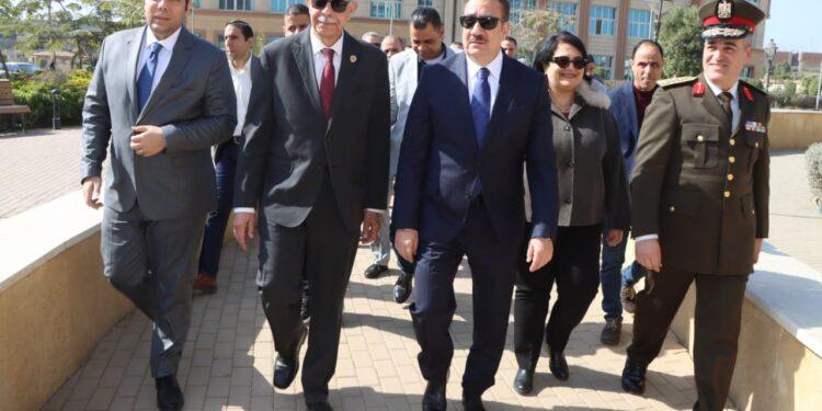 جولة تفقدية لرئيس جامعة المنوفية ومحافظ المنوفية بجامعة المنوفية الأهلية لمتابعة انتظام دورات التربية العسكرية للبنين والبنات