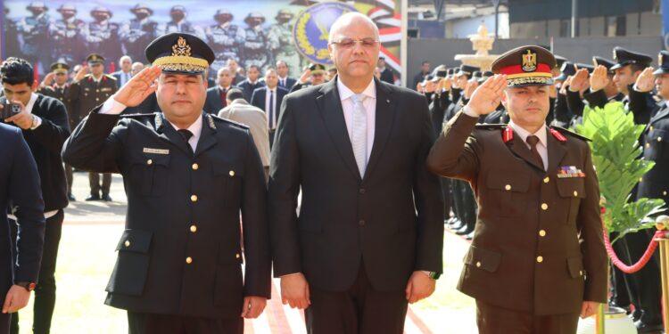 محافظ القليوبية يضع إكليلاً من الزهور على النصب التذكاري بمبنى قوات الأمن بمناسبة عيد الشرطة الـ ٧٤ بحضور مدير أمن القليوبية ورئيس جامعة بنها