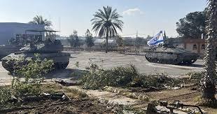 قناة كان العبرية: خلاف حاد بين الجيش الإسرائيلي والشاباك حول ترتيبات التفتيش في معبر رفح ونتنياهو يحسم لصالح الشاباك