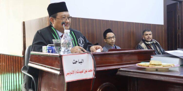 أول طالب من مادورا، إندونيسيا يحصل على درجة الدكتوراه من جامعة الأزهر الشريف في مصر