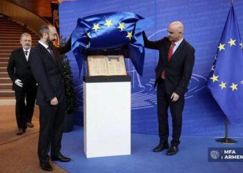 وزير الخارجية الآرمينى يقدم إلى الأمين العام لمجلس أوروبا هدية دولة أرمينيا