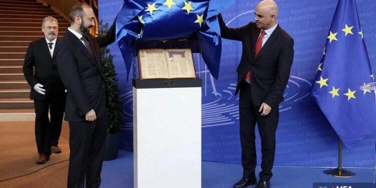 وزير الخارجية الآرمينى يقدم إلى الأمين العام لمجلس أوروبا هدية دولة أرمينيا