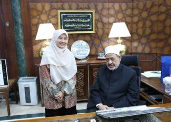 شيخ الأزهر يستقبل الطالبة الإندونيسية «ييلي» ويمنحها فرصة استكمال دراسة الماجستير