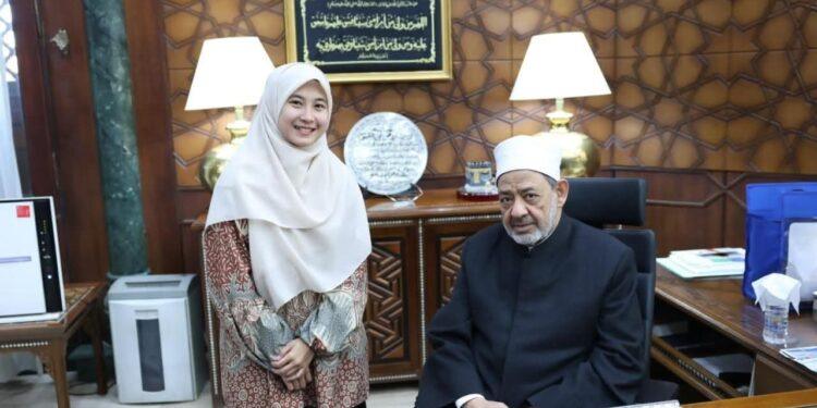 شيخ الأزهر يستقبل الطالبة الإندونيسية «ييلي» ويمنحها فرصة استكمال دراسة الماجستير