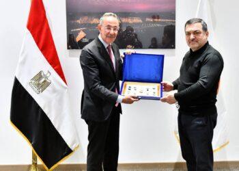 نائب وزير خارجية طاجيكستان يزور المتحف المصري الكبير