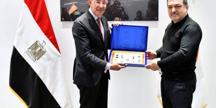 نائب وزير خارجية طاجيكستان يزور المتحف المصري الكبير