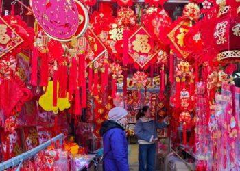مختلف مناطق الصين تقيم مهرجانات الفوانيس والأسواق الخاصة للترحيب بقدوم عيد الربيع