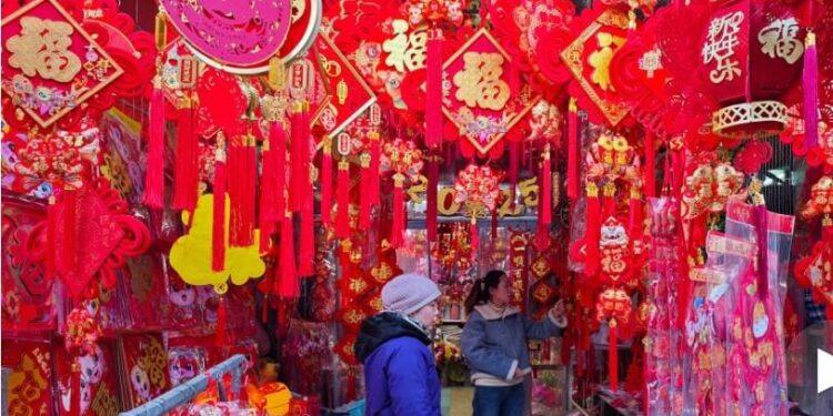 مختلف مناطق الصين تقيم مهرجانات الفوانيس والأسواق الخاصة للترحيب بقدوم عيد الربيع