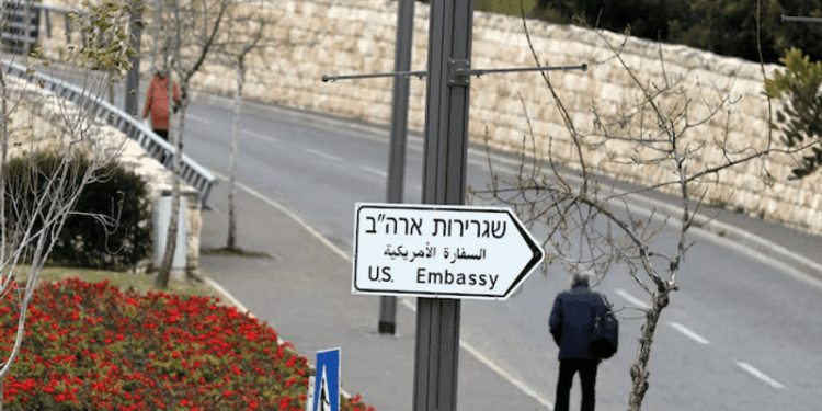 السفارة الأميركية تحث موظفيها وأسرهم على مغادرة إسرائيل