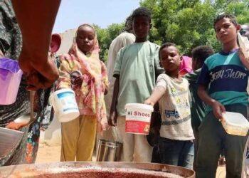 على رصيف الانتظار.. طوابير الإفطار تروي وجع العودة للخرطوم