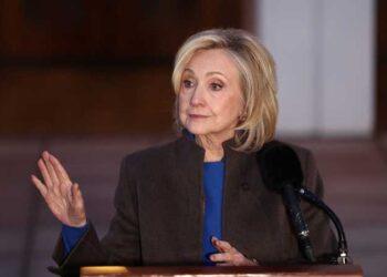 هيلاري كلينتون تدلي بشهادتها في قضية إبستين.. ماذا قالت؟