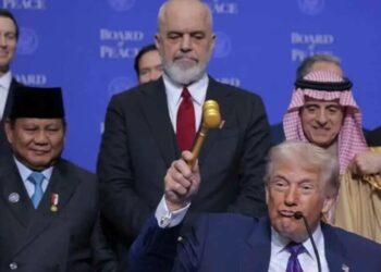 ترامب “يسرق” مطرقة من الذهب الخالص في “مجلس السلام” (فيديو)