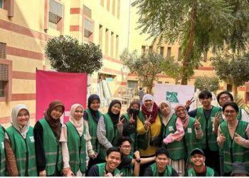 طلاب إندونيسيون في القاهرة يتطوّعون لتعبئة مساعدات رمضان إلى فلسطين