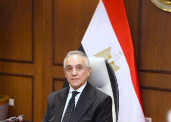 وزير العدل بعد أدائه اليمين الدستورية يصل إلى مقر الوزارة ويباشر مهام عمله بالاجتماع مع مساعديه