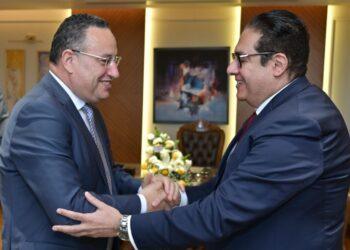 رئيس جامعة القاهرة يزور وزير التعليم العالي والبحث العلمي لتقديم التهنئة بمناسبة توليه منصبه الجديد.