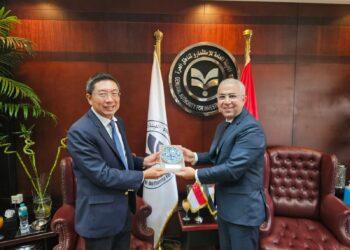 السفير السنغافورى بالقاهرة يجتمع مع الرئيس التنفيذي للهيئة العامة للاستثمار والمناطق الحرة