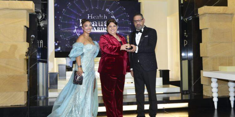 فداء منذر تتوّج تألقها في ليلة “الصحة والجمال”… وجائزة جديدة تُكرّس مسيرتها الذهبية