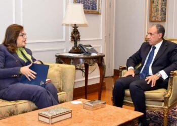 عبد العاطى يلتقي مستشارة رئيس الجمهورية للشئون الاقتصادية ومستشار الجامعة الأمريكية بالقاهرة