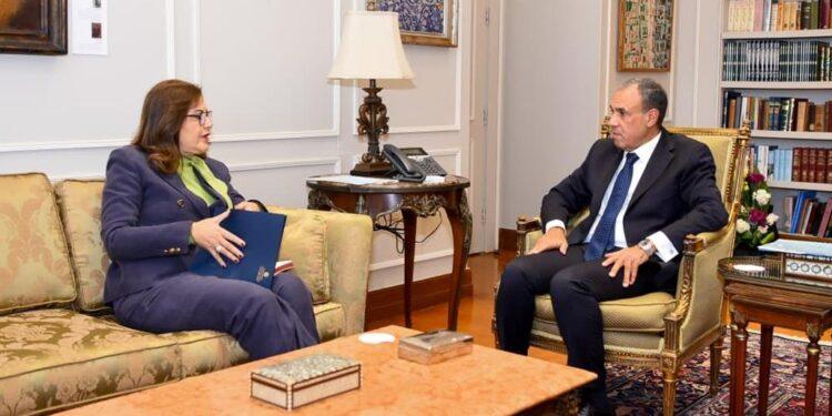 عبد العاطى يلتقي مستشارة رئيس الجمهورية للشئون الاقتصادية ومستشار الجامعة الأمريكية بالقاهرة