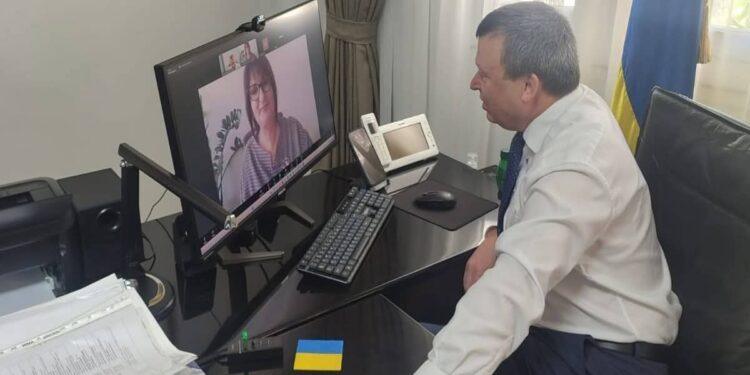 متبرعين مصريين ينفذون مشروع خيري لشراء 102 جهاز لوحي وتوزيعها على المستفيدين لتعليم طلاب مدرسة بوتيفل الثانوية بمبادرة من سفارة أوكرانيا في مصر