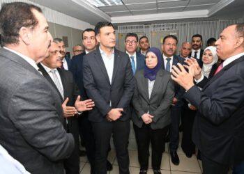 وزير الصناعة ومحافظ الشرقية يتفقدان مصنعين متخصصين في الصناعات الهندسية والغذائية بمدينة العاشر من رمضان